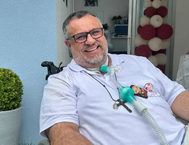 Padre Márlon volta a ser internado na UTI e pede orações