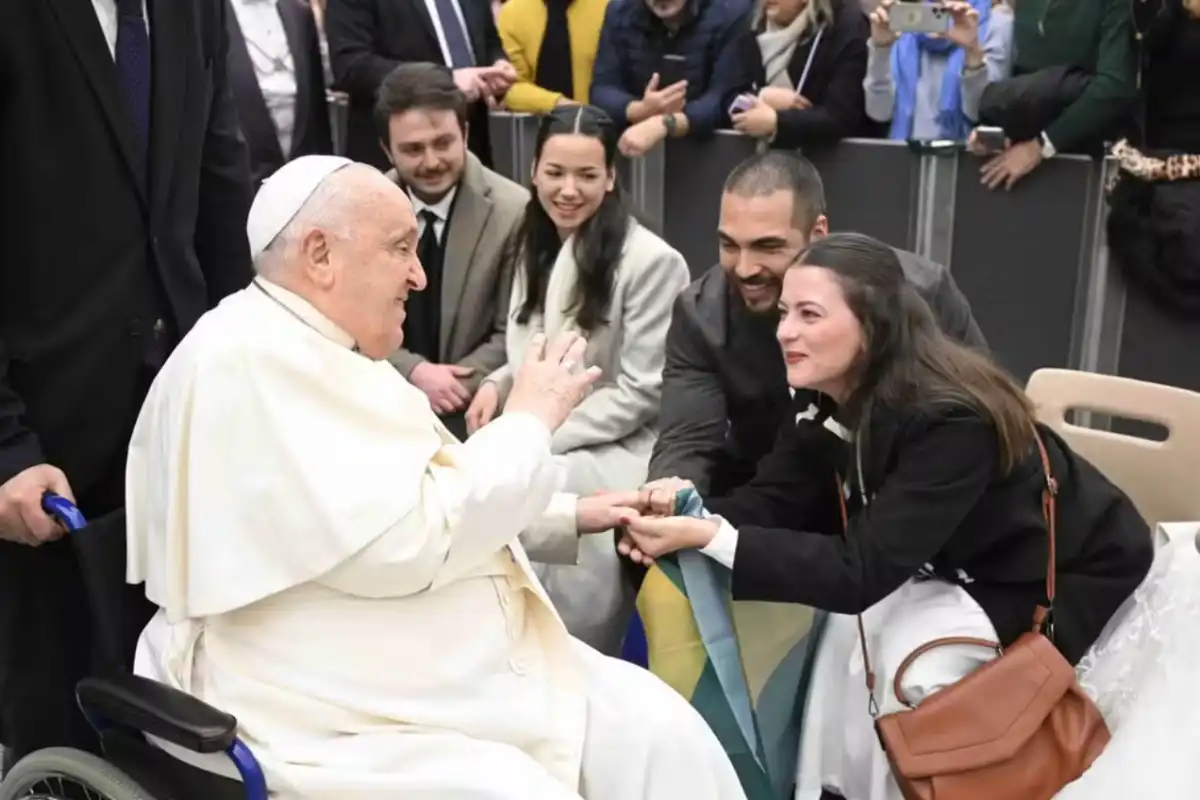 Casal de Caraguatatuba recebe benção do Papa Francisco