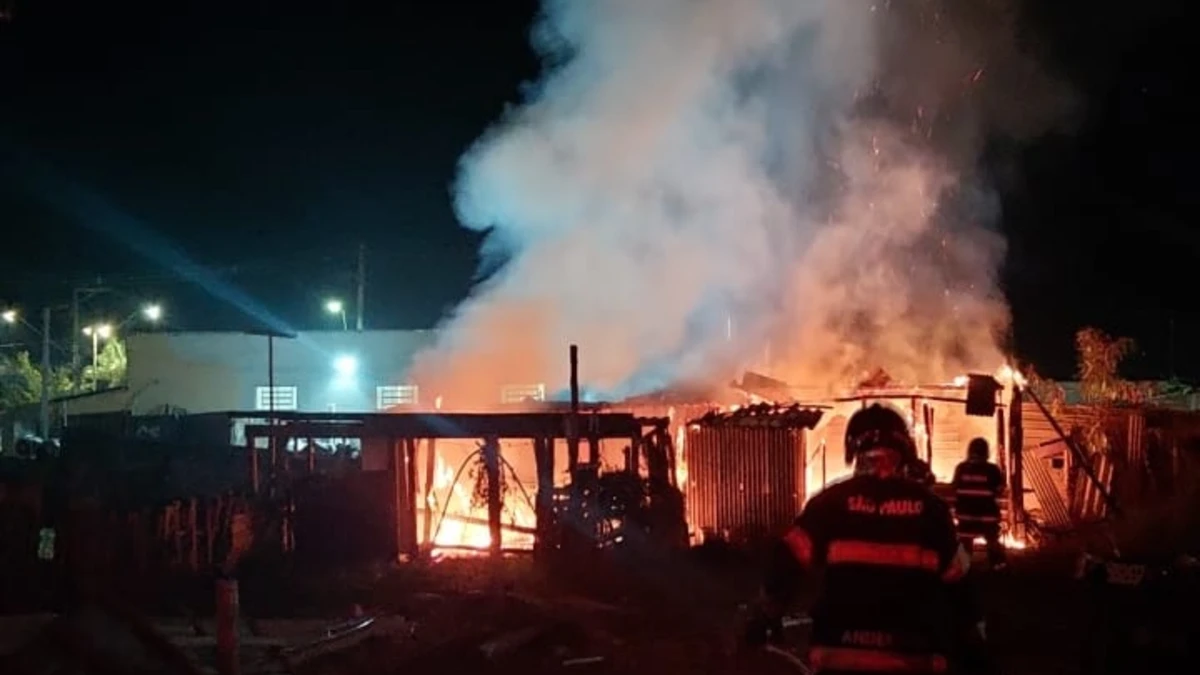 Incêndio destrói duas casas de madeira em Caraguatatuba