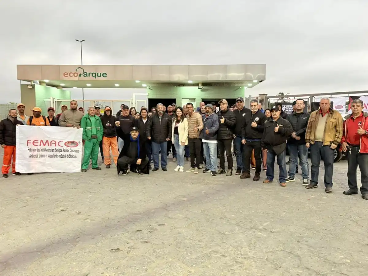 Trabalhadores da coleta de lixo de Jacareí fazem assembleia após 240 demissões