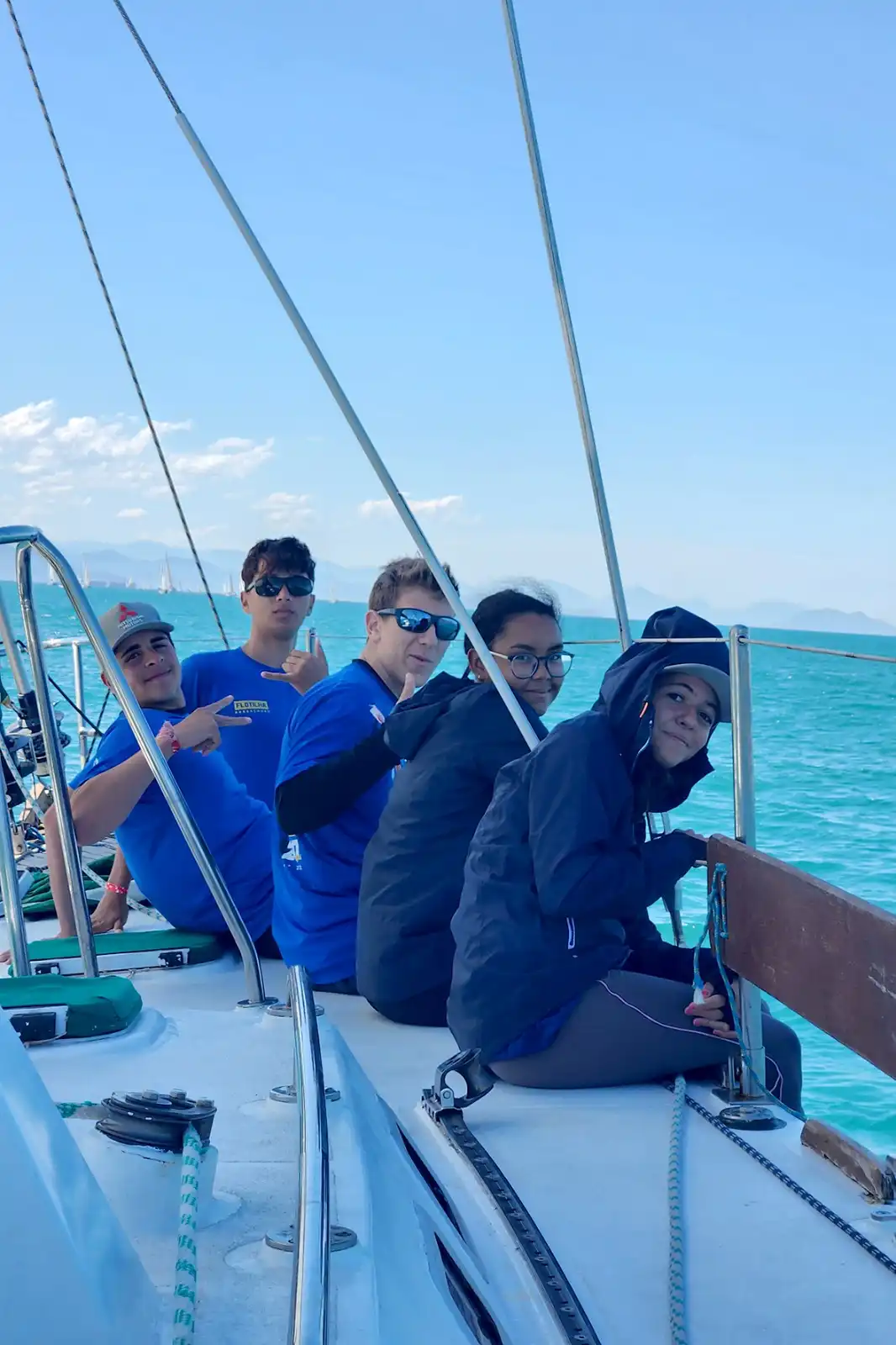 Jovens de escola municipal participam da 50ª Semana Internacional da Vela em Ilhabela