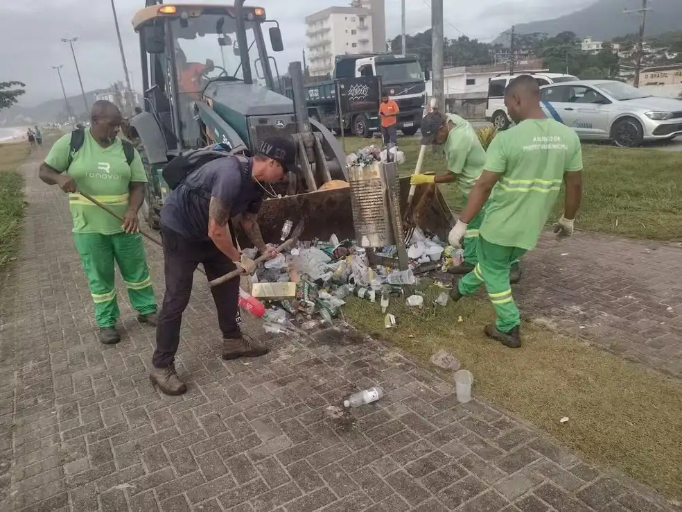 160 toneladas de lixo são recolhidas de praia e praças após Réveillon em Caraguatatuba