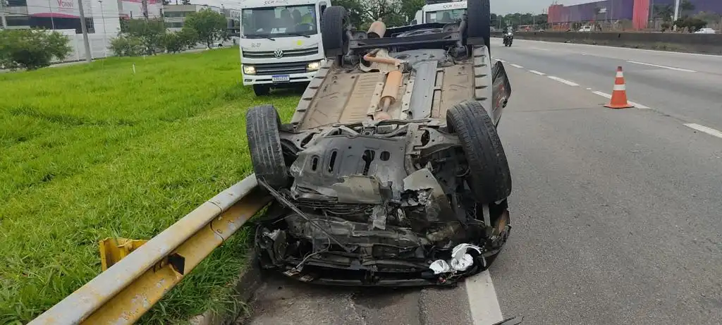 Motorista fica gravemente ferido após cochilar e capotar carro na Dutra, em São José