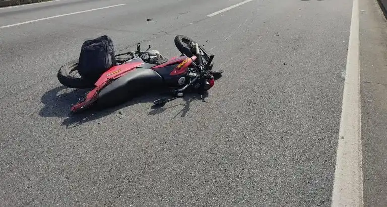 Homem cai de moto e é atropelado por caminhão em Jacareí