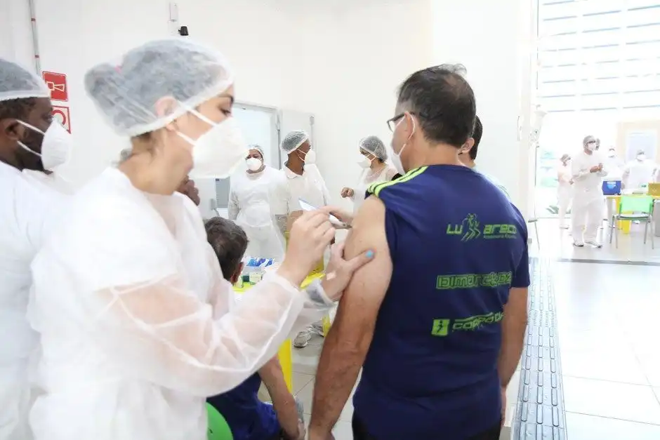 São José aplica vacina bivalente em idosos com 62 anos a partir desta quarta (15)