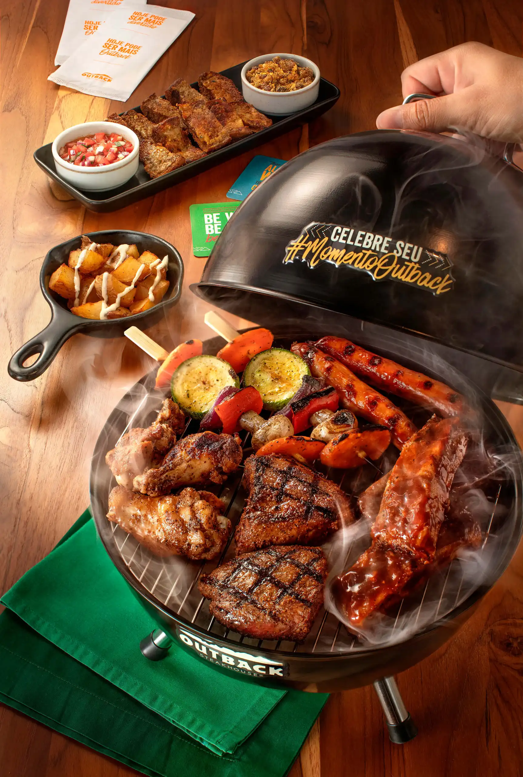 Outback celebra o Brasil em nova campanha e lança versão de churrasco, drinks de cachaça e sobremesa de brigadeiro