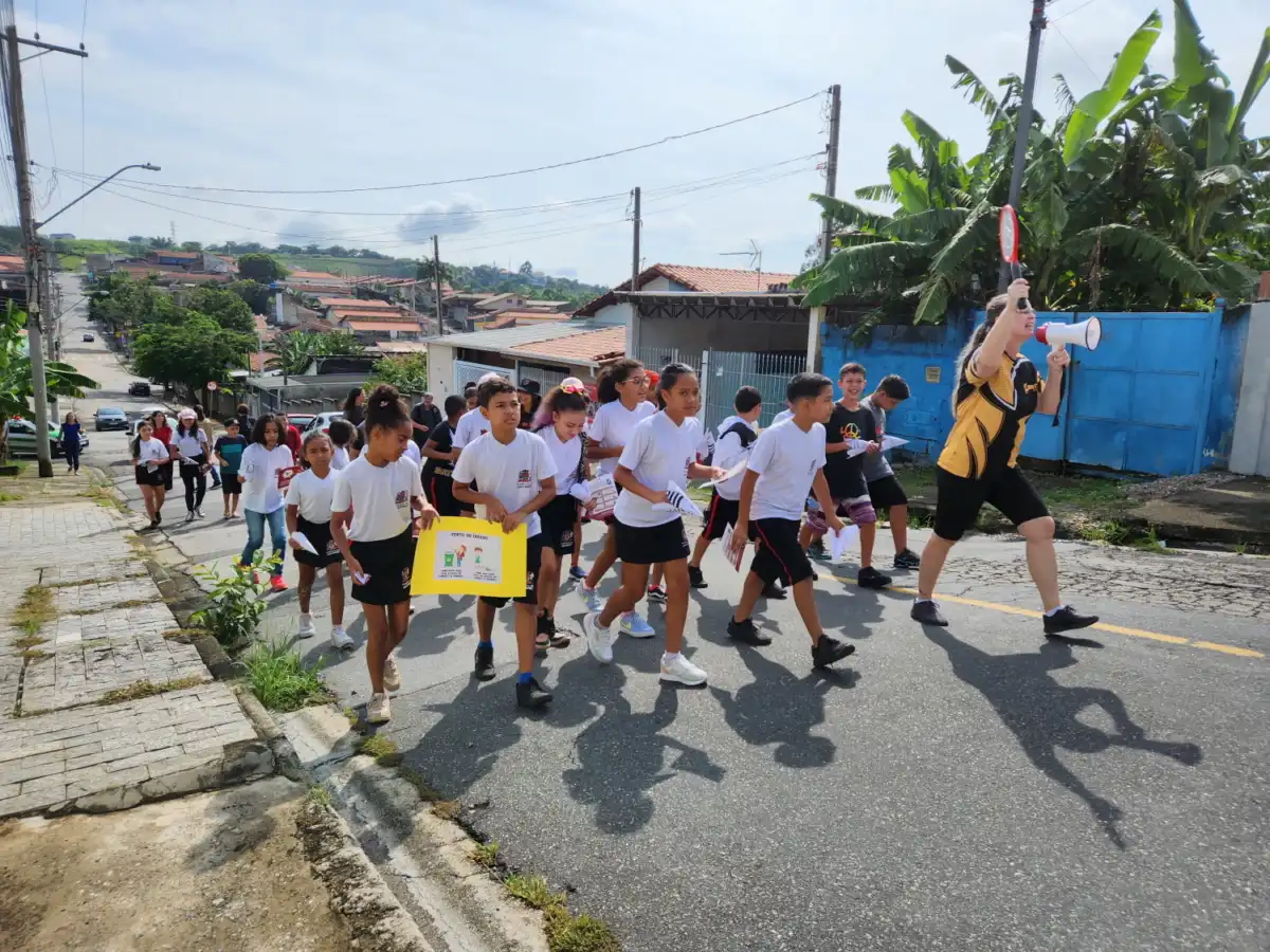 Alunos da rede municipal de Jacareí, no Jardim Emília, participam de caminhada e orientação aos moradores contra a dengue, nesta terça-feira (28)