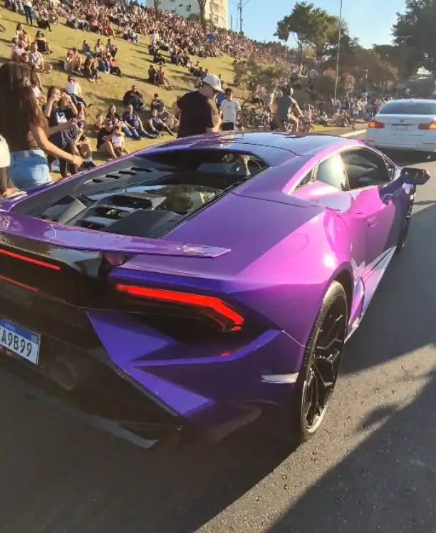 Yuri Alberto circula por São José com sua Lamborghini roxa no aniversário da cidade 