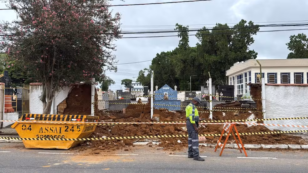 Muro de cemitério desaba no Centro de São José dos Campos