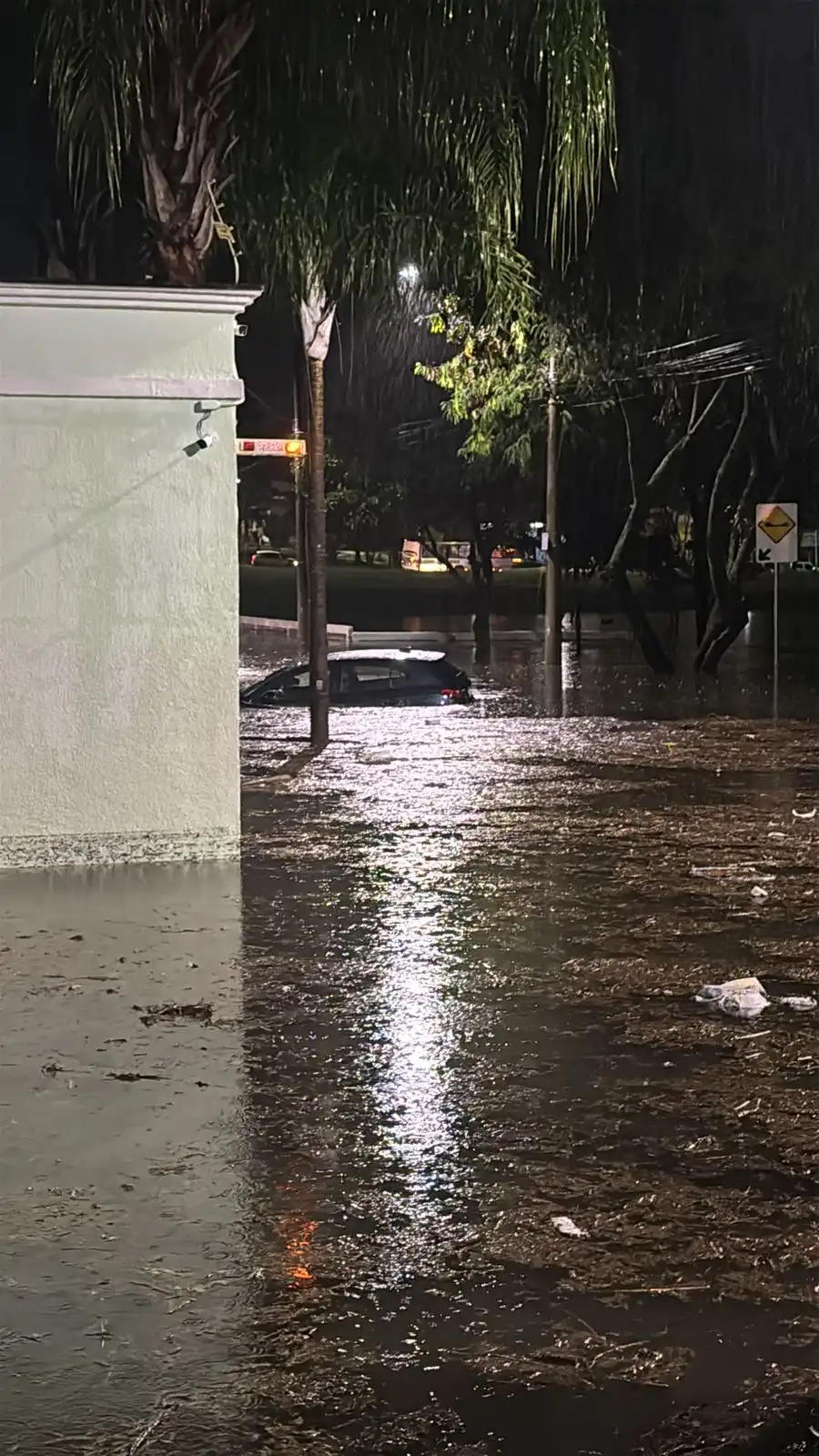 Chuva forte causa alagamento de casas e ruas, queda de muro e deixa carros submersos em São José dos Campos