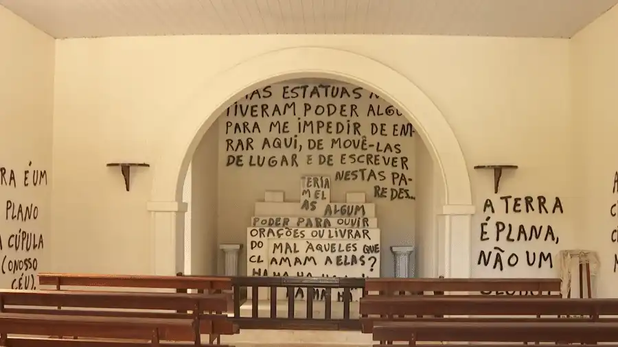 Capela é invadida e vandalizada com frases terraplanistas