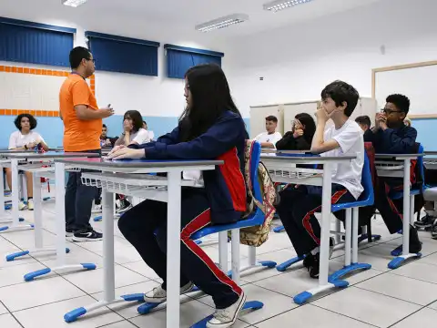 Projeto de lei propõe proibir uso de celular em salas de aula da rede municipal joseense