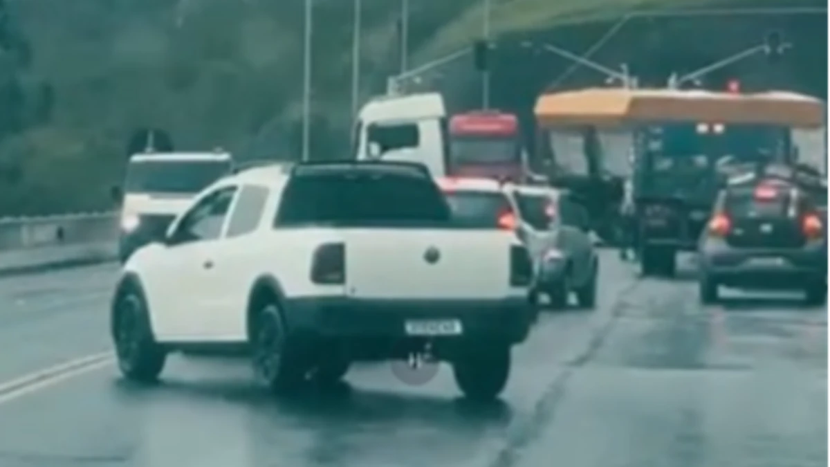 Pneu de carreta se solta e interrompe trânsito no Contorno Norte da Tamoios