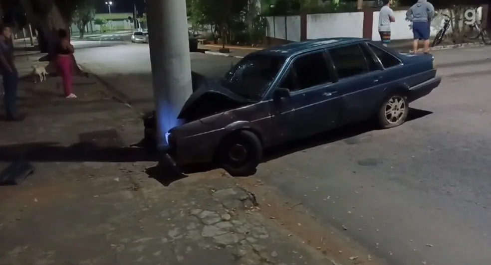 Colisão contra poste deixa três feridos na Zona Norte de São José