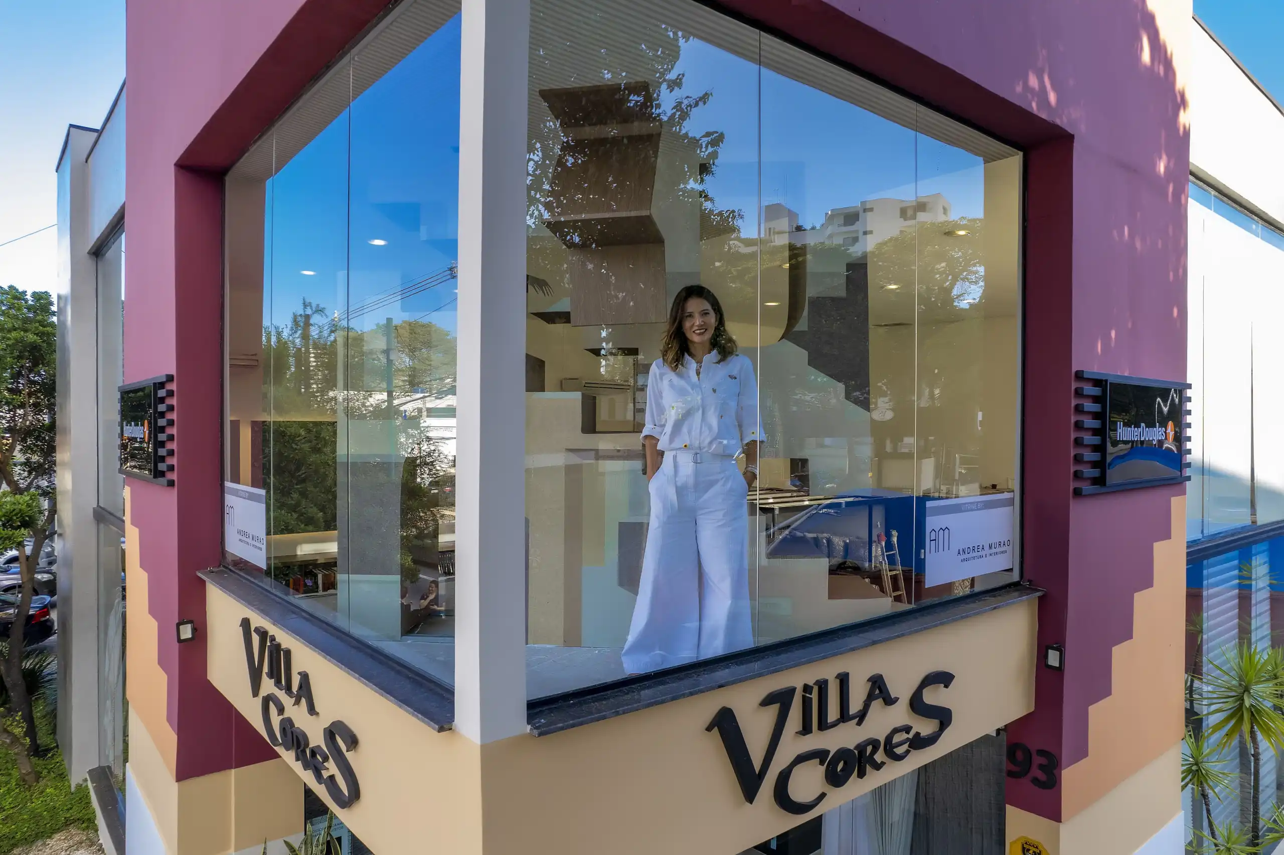Villa Cores celebra 10 anos de vitrine suspensa com obra de Andrea Murao