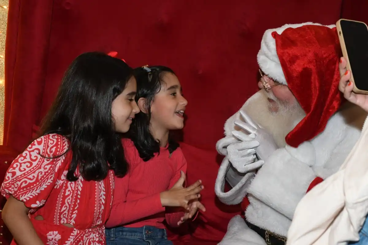 Papai Noel chegou no Colinas Shopping acompanhado pelo Coral Black Soul