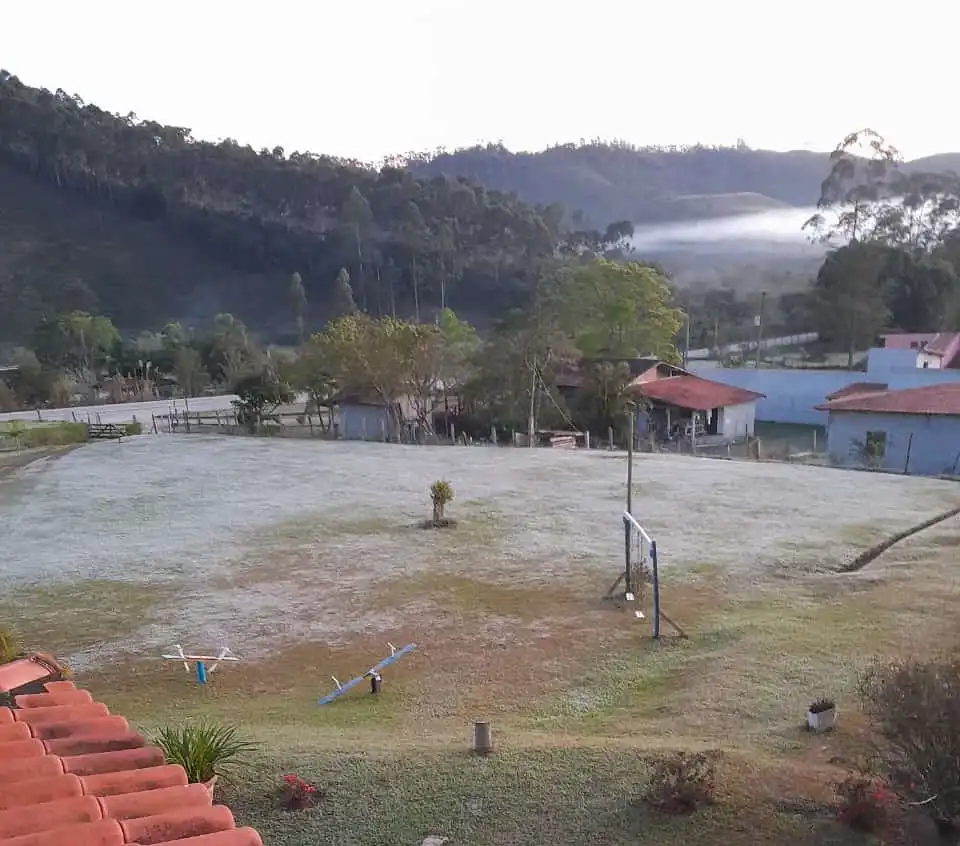 Paraibuna amanhece com geada na região da Vargem Grande