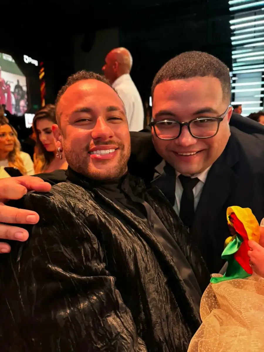 Empresário joseense posta fotos em meio de grandes artistas no Leilão do Instituto Neymar Jr.