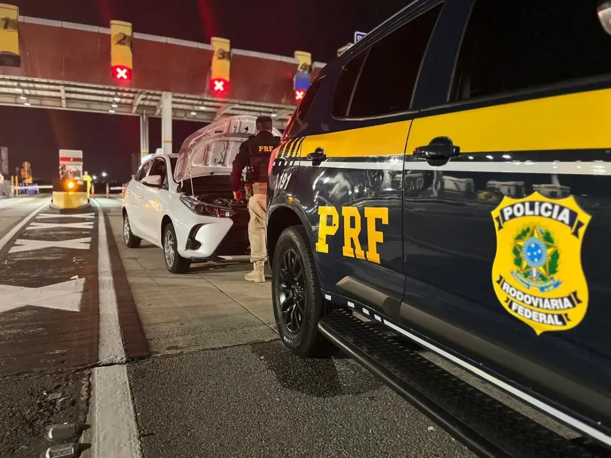 PRF recupera dois carros roubados e prende dois homens na Dutra em Jacareí