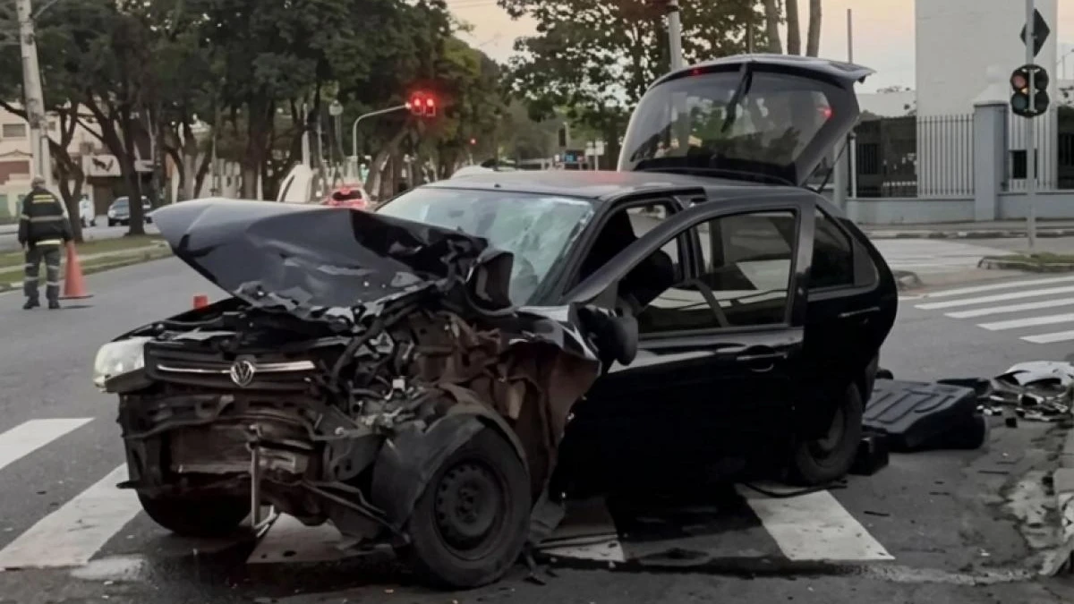 Suposto racha termina em acidente e deixa dois feridos na Avenida Andrômeda