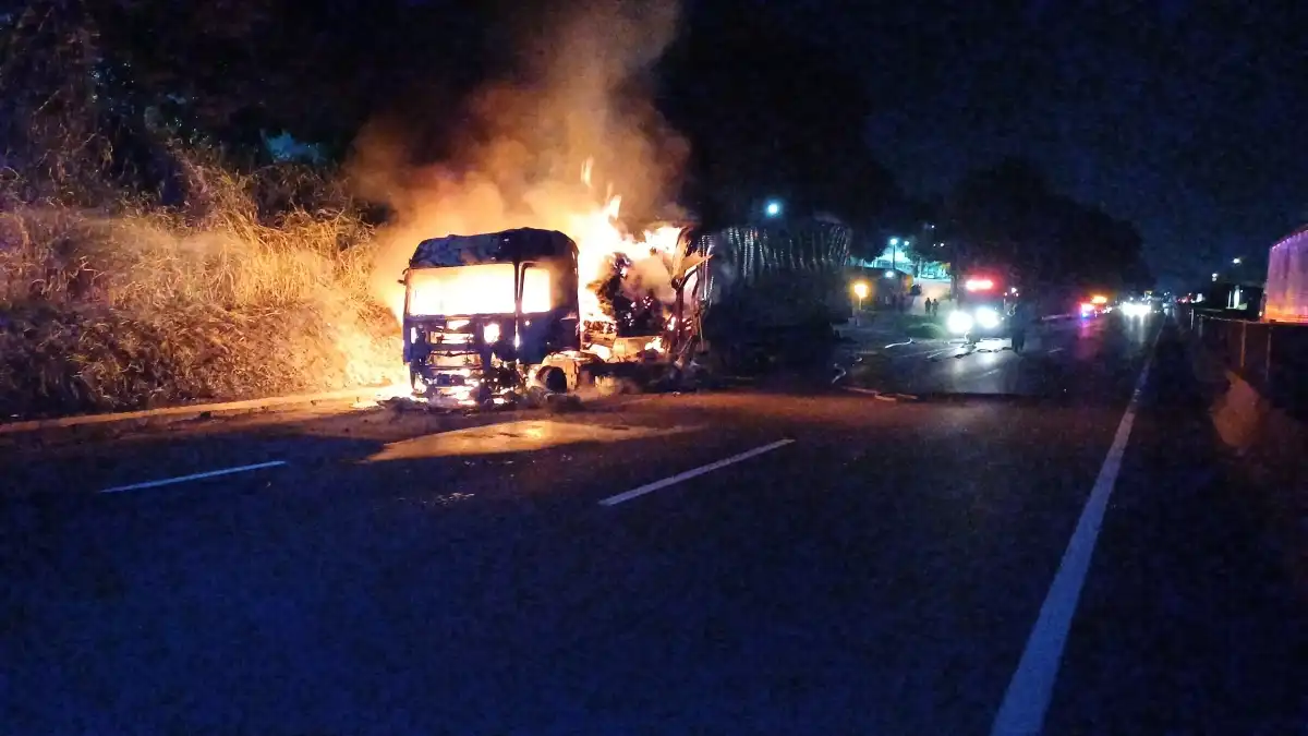 Carreta pega fogo na Dutra e causa 5 km de congestionamento em Aparecida