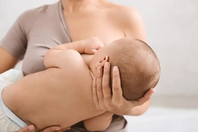 Mães vacinadas protegem bebês contra Covid-19 através da amamentação