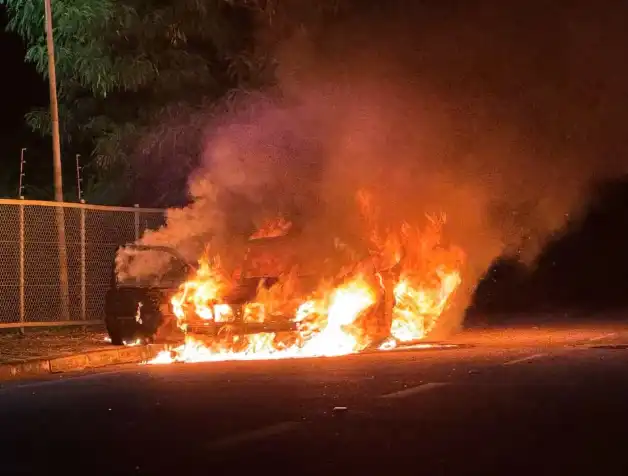 Carro pega fogo e deixa mulher ferida em Taubaté
