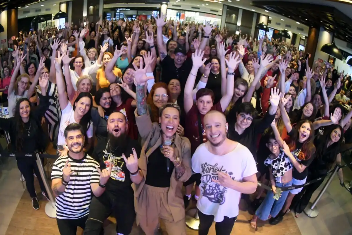 Luana Camarah se apresenta no Colinas Shopping