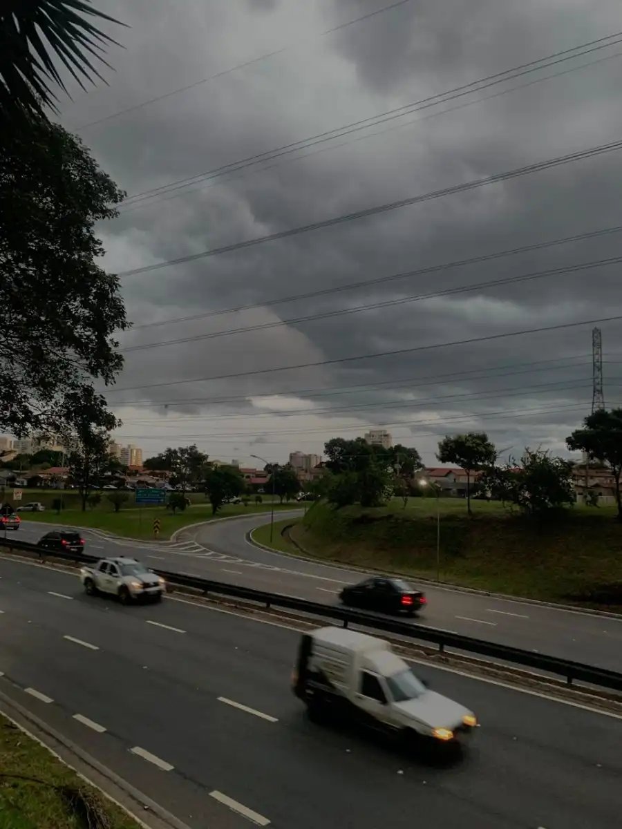 Alerta de chuvas intensas com ventos de até 100 km/h é emitido para o Vale do Paraíba