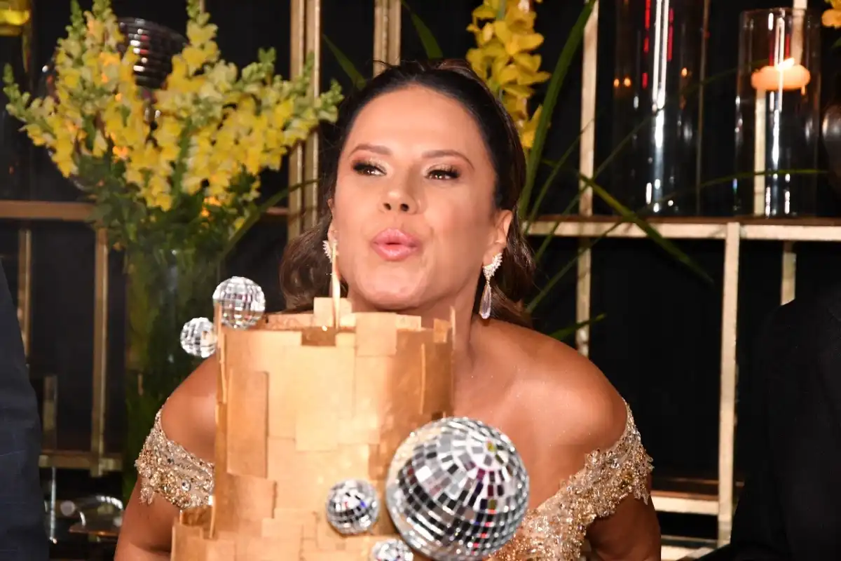 Cris Borges comemora idade nova rodeada de amigos