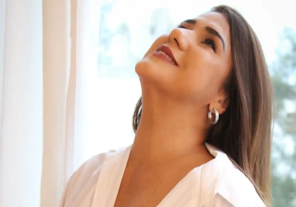 A atriz e produtora Mônica Bittencourt lança seu primeiro livro