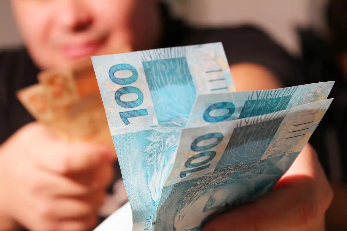 Imprevistos e dívidas motivam 70% dos pedidos de empréstimo no Brasil e especialista faz alerta