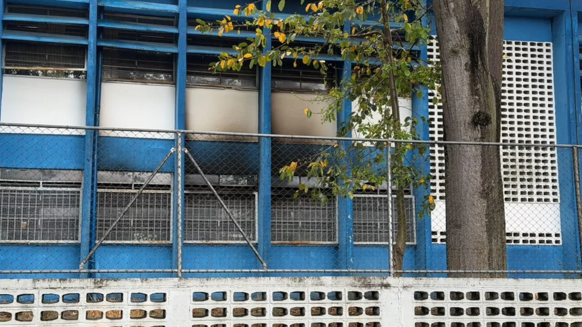 Incêndio atinge sala de aula em escola estadual e mobiliza Bombeiros