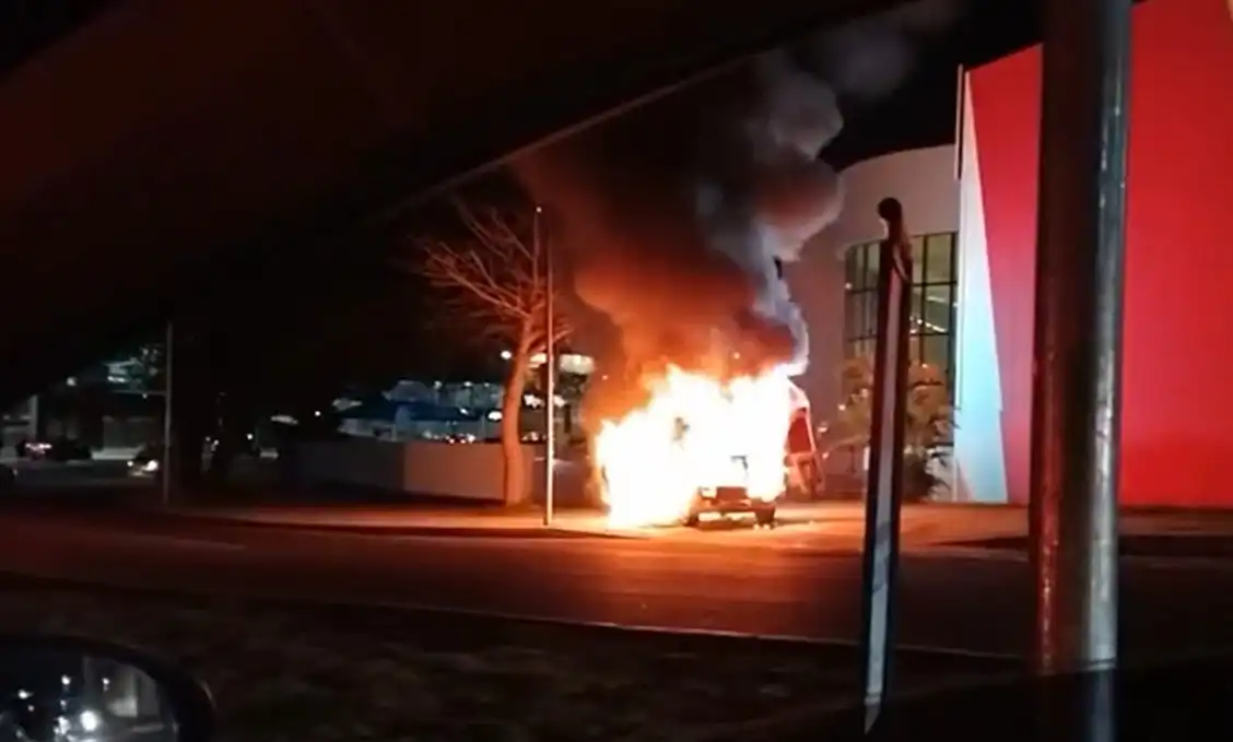 Carro é destruído pelo fogo em frente a mercado em São José