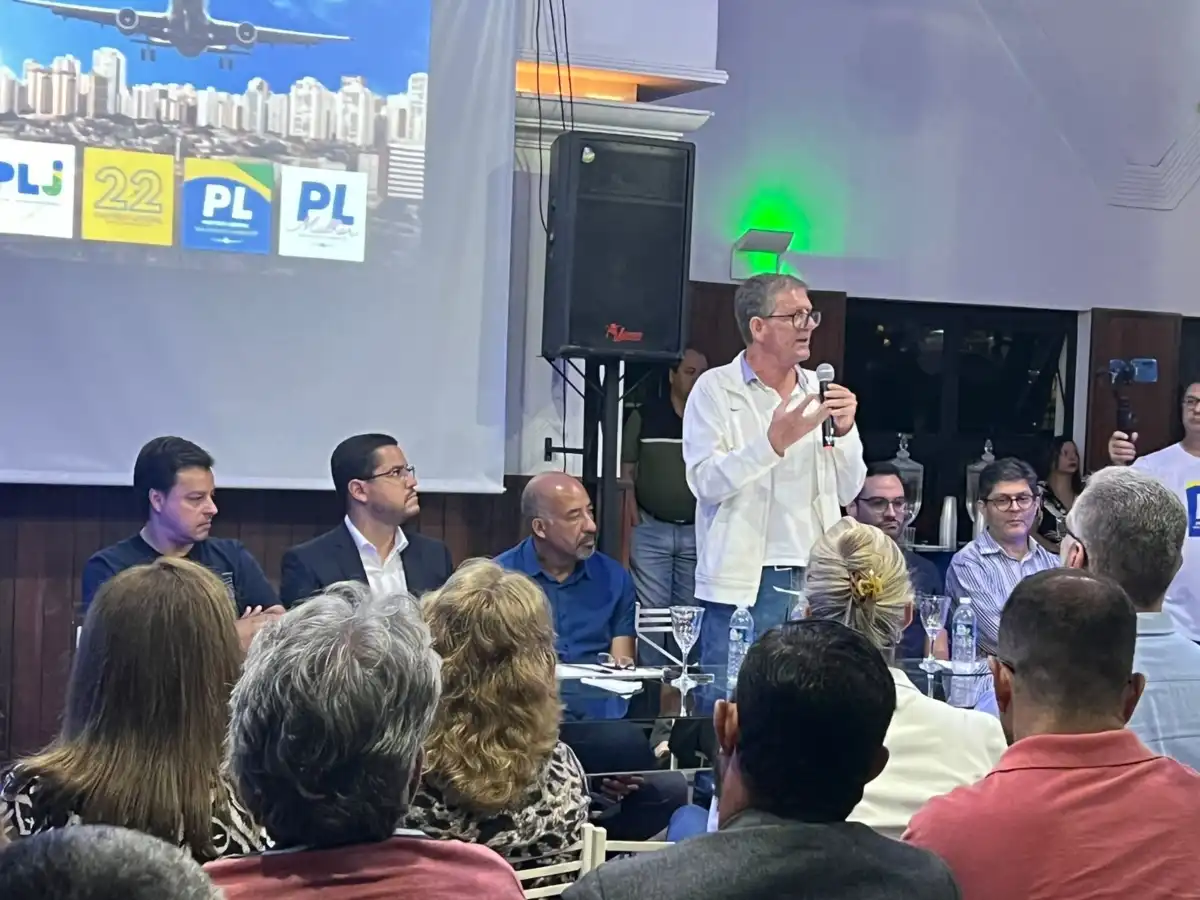 “Já tivemos PSDB e PL, mas agora será PL e PSDB", disse Emanuel em meio a protestos de ala mais radical do PL