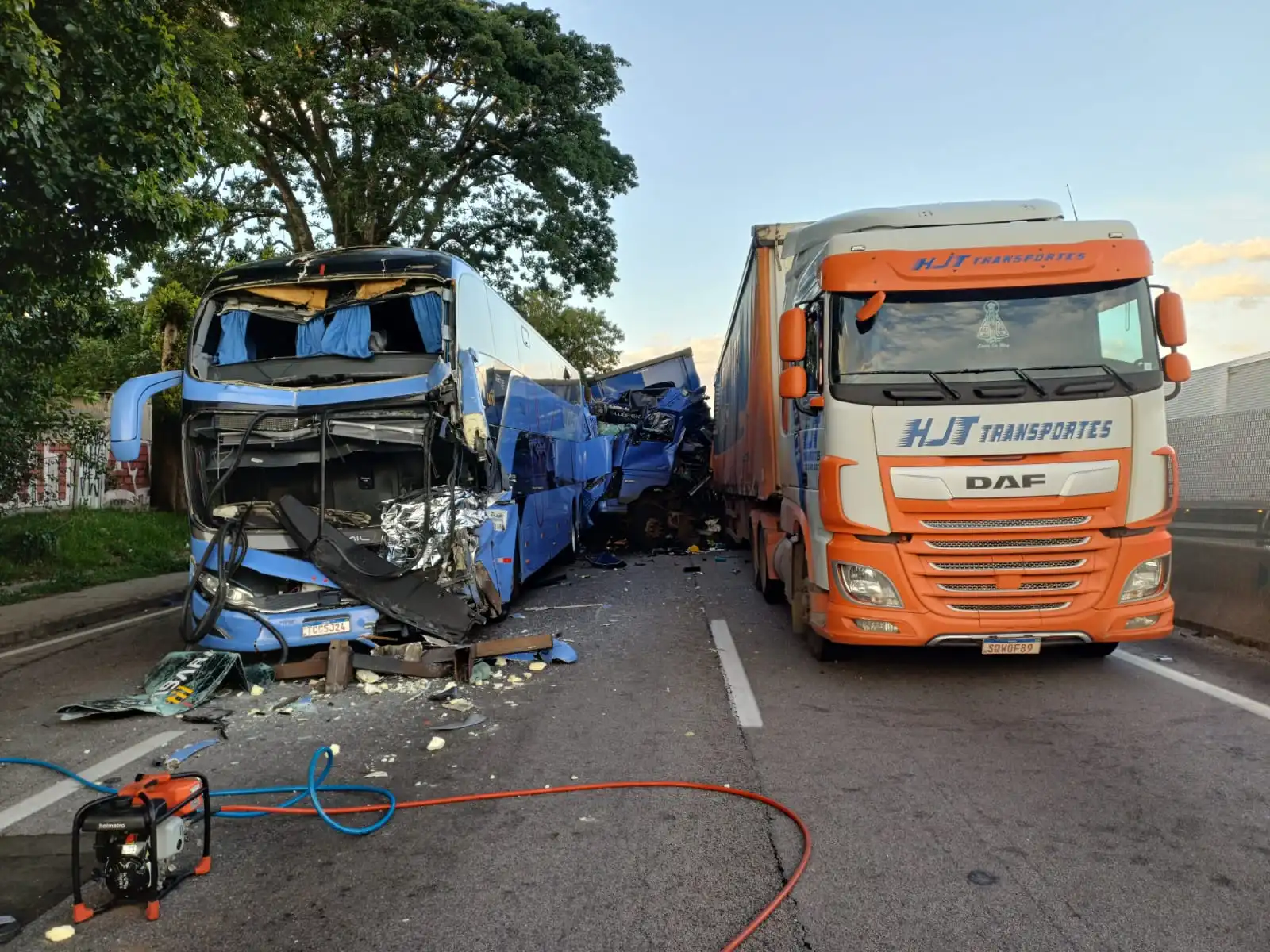 Engavetamento na Dutra deixa um morto e 37 feridos em Taubaté 