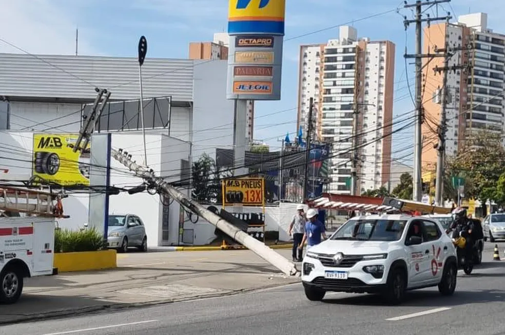 Colisão contra poste deixa moradores de Taubaté sem energia por tempo indeterminado