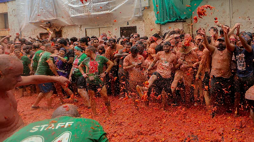 Milhares de pessoas se enfrentam na maior “Guerra de Tomate” na Espanha