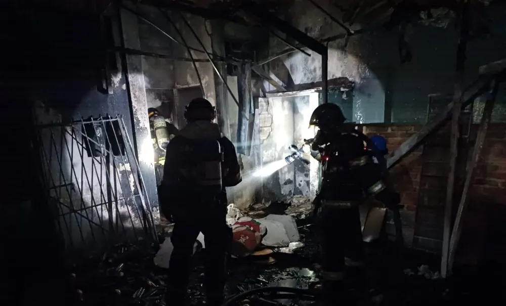 Incêndio destrói pizzaria em Pindamonhangaba