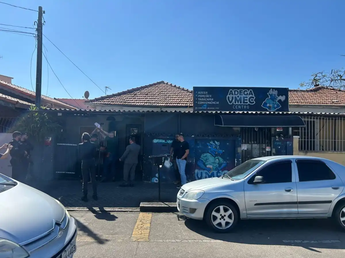 Polícia Civil fecha adegas e apreende bebidas falsificadas em SJC