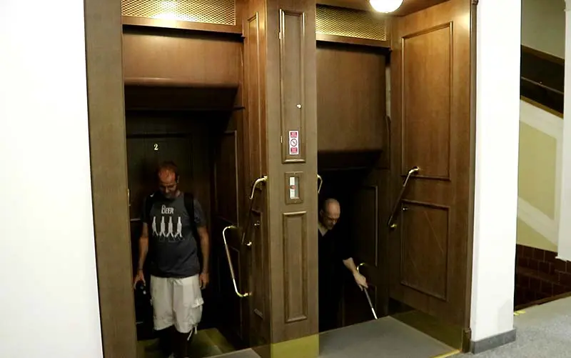 Elevador "paternoster" foi proibido em alguns lugares, mas ainda opera em Praga