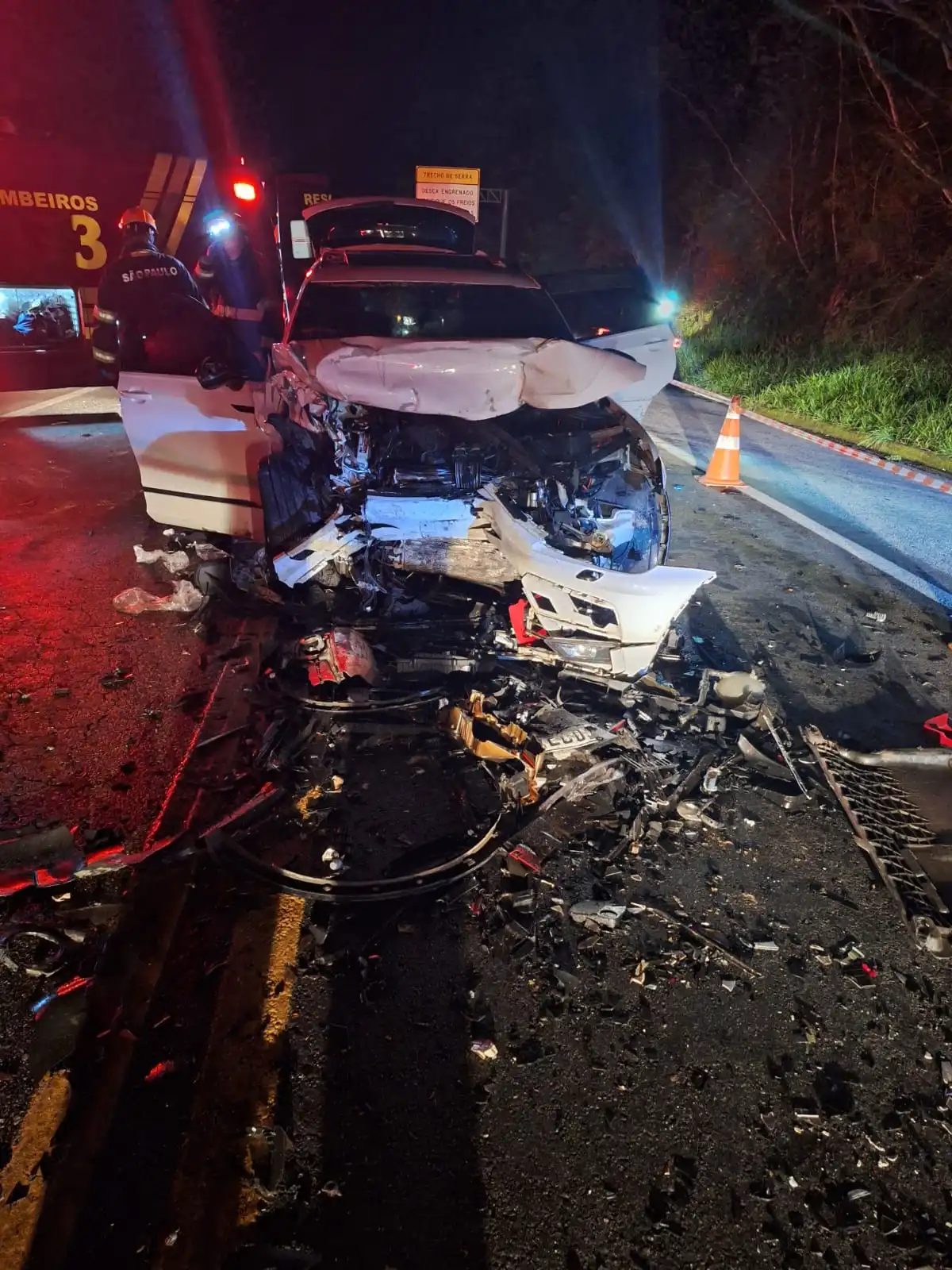 Acidente na SP-123 em Pindamonhangaba deixa mãe e filho mortos, além de nove feridos