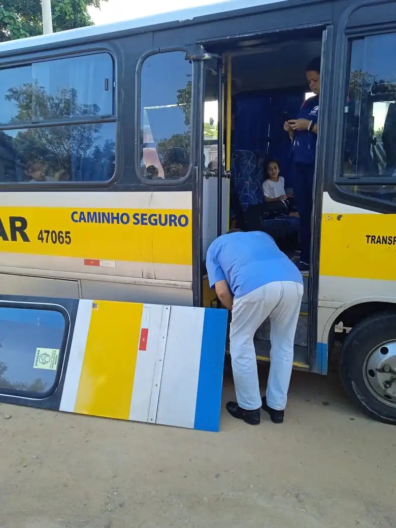 Micro-ônibus sem porta coloca em risco alunos da rede municipal de São José