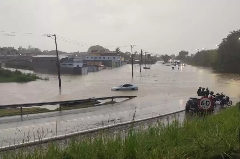 Carros ficam submersos na Martim de Sá