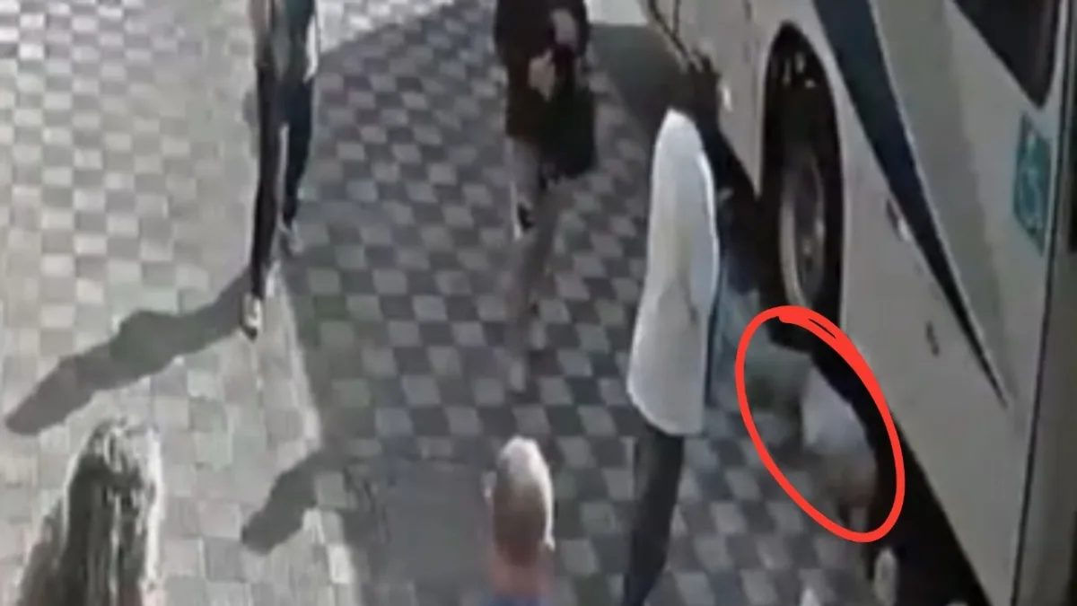 Idoso cai de ônibus em movimento e quase é atropelado em Jacareí