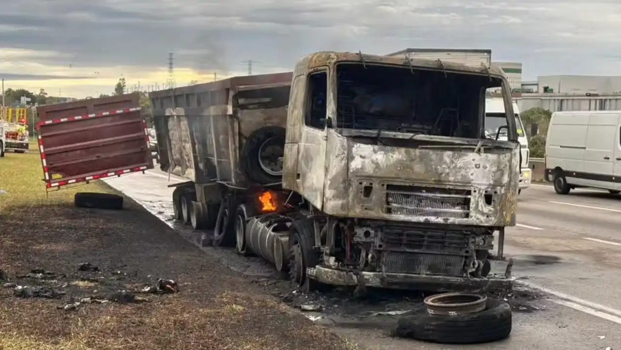 Incêndio em caminhão se espalha pela Dutra no trecho de São José 