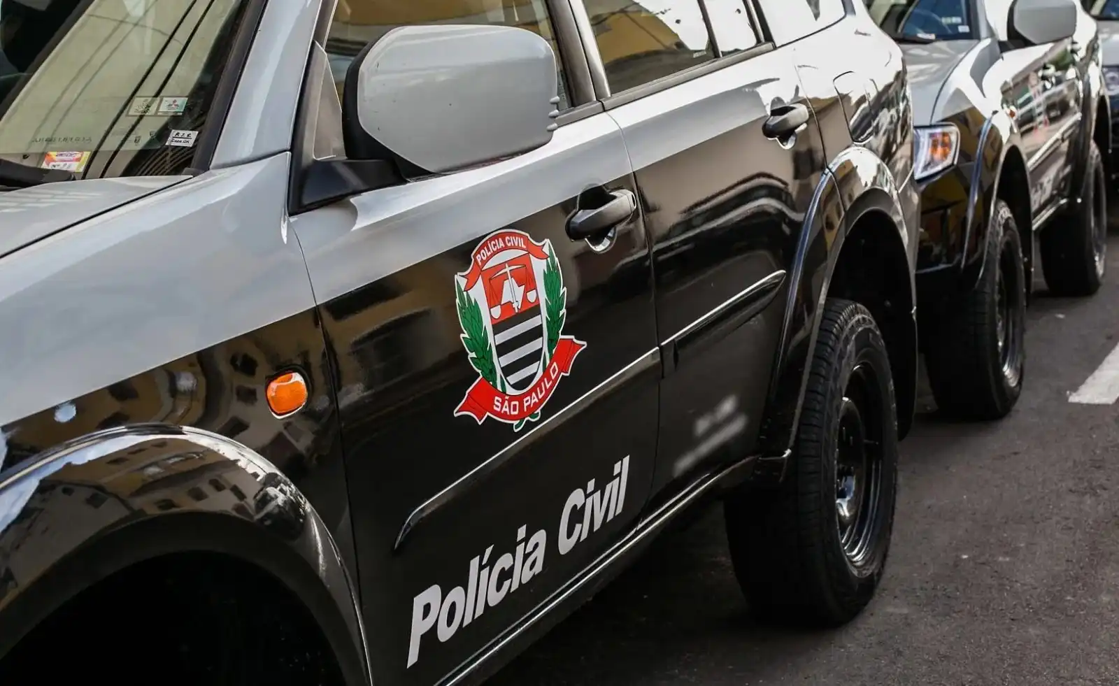 Polícia prende homem e interdita fábrica clandestina de cachaça em São José