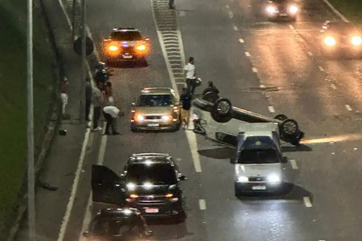 Carro capota no Anel Viário na noite desta terça-feira (06) em São José dos Campos