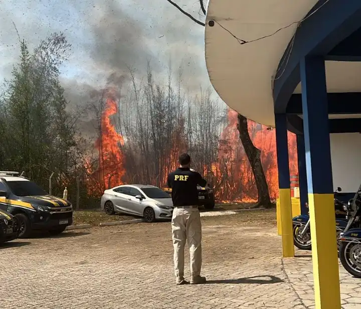 Incêndio destrói viaturas da PRF em Roseira