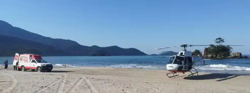 Ilhabela: helicóptero Águia resgata idoso de 72 anos após sofrer AVC em praia de difícil acesso